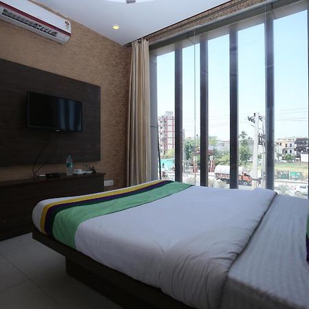Hotel Pearl Grand&Banquet Zirakpur Extérieur photo