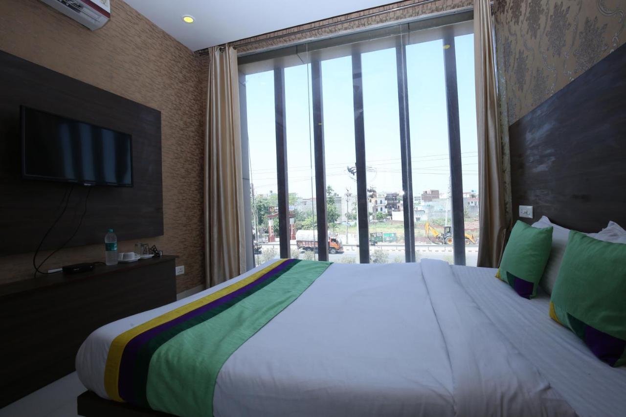 Hotel Pearl Grand&Banquet Zirakpur Extérieur photo