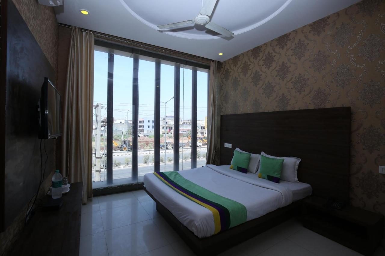 Hotel Pearl Grand&Banquet Zirakpur Extérieur photo